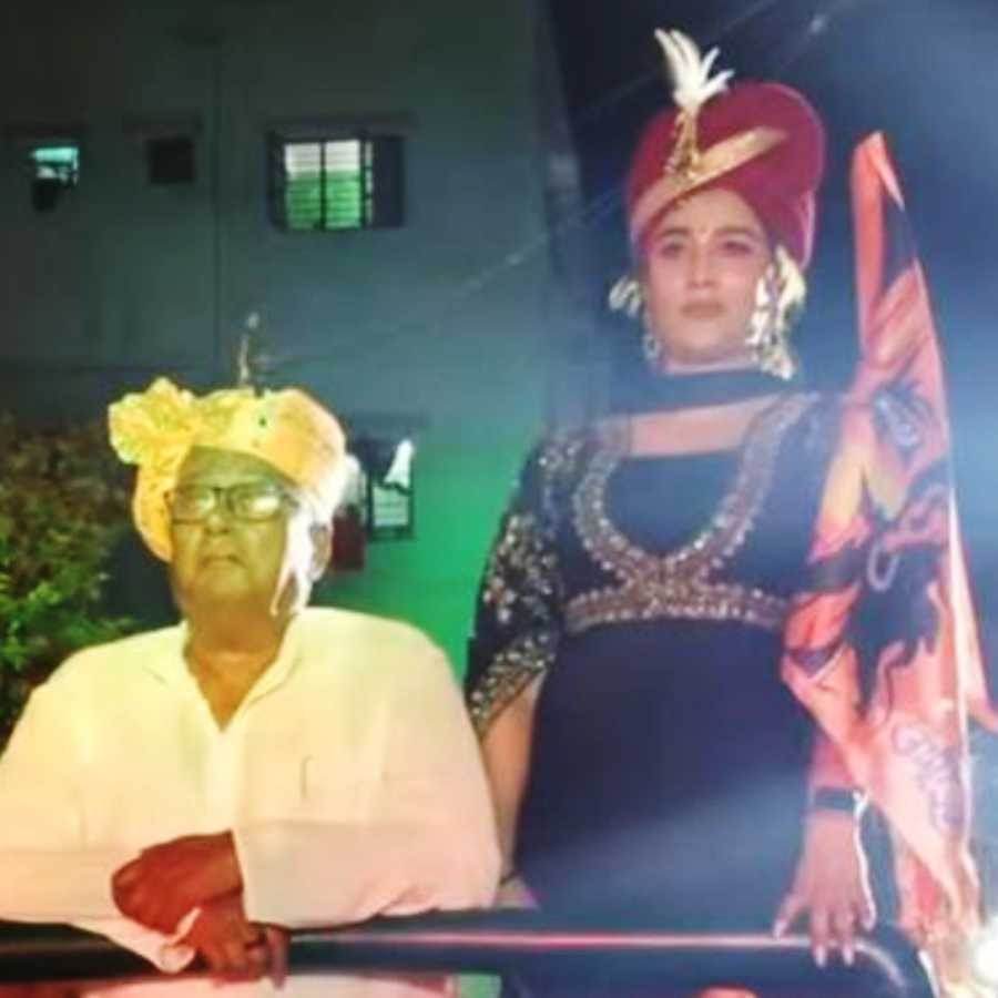 বরানগরে রামনবমীর শোভাযাত্রায় দমদমের তৃণমূল সাংসদ সৌগত রায় এবং বরাহনগরের তৃণমূল বিধায়ক সায়ন্তিকা বন্দ্যোপাধ্যায়। ছবি: ফেসবুক।