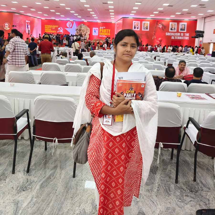 কেন্দ্রীয় কমিটিতে জায়গা পাওয়ার পরে সিপিএমের যুব নেত্রী মীনাক্ষী মুখোপাধ্যায়। মাদুরাই পার্টি কংগ্রেসে।