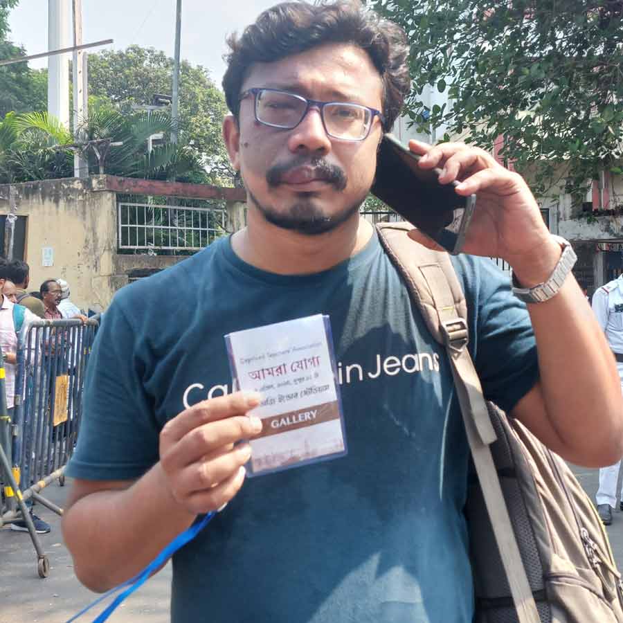 ‘পাস’ হাতে এক চাকরিপ্রার্থী।