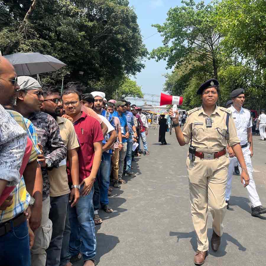 চাকরিহারাদের লাইনের পাশে ডিসি সেন্ট্রার ইন্দিরা মুখোপাধ্যায়।