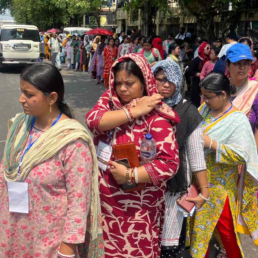 নেতাজি ইন্ডোরের সামনে চাকরিহারাদের লাইন।