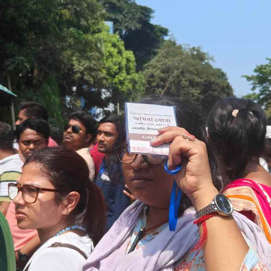 নেতাজি ইন্ডোরের সামনে চাকরিহারাদের ভিড়।