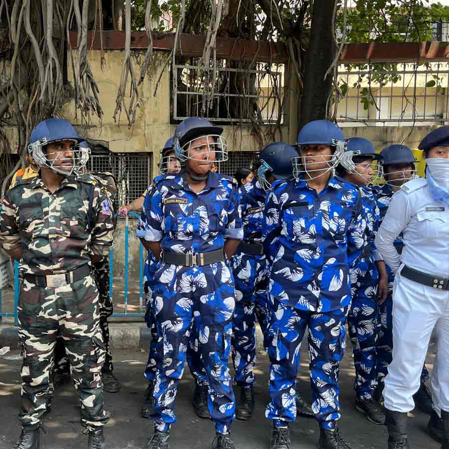 র‌্যাফ মোতায়েন নেতাজি ইন্ডোরের সামনে।