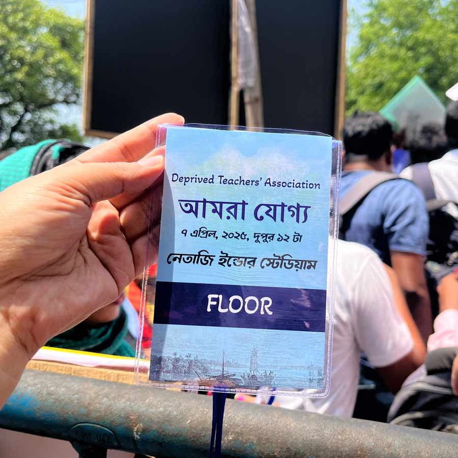 এই ‘পাস’ নিয়েই গোলযোগ নেতাজি ইন্ডোরের সামনে।