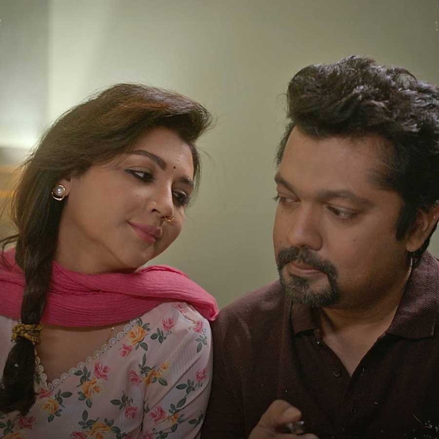বাংলাদেশের রাজনৈতিক পটপরিবর্তন আর লায়লার ‘কেপমারি’র কাহিনি কখনও সমান্তরাল, কখনও আবার পরস্পর সংযুক্তও।