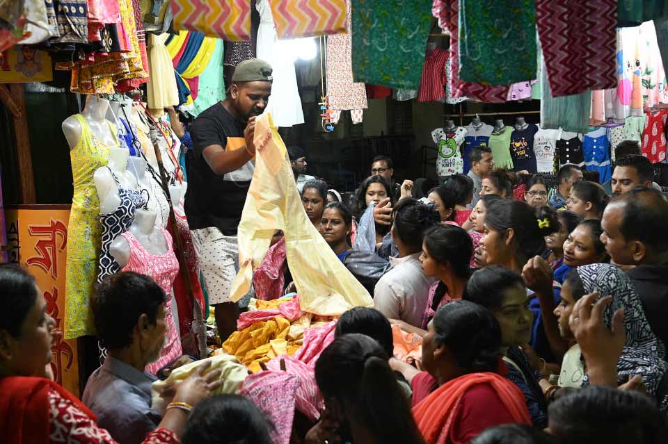 হাতিবাগান হোক বা গড়িয়াহাট, চৈত্র সেলের আগ্রহের কেন্দ্র কিন্তু শাড়ি।