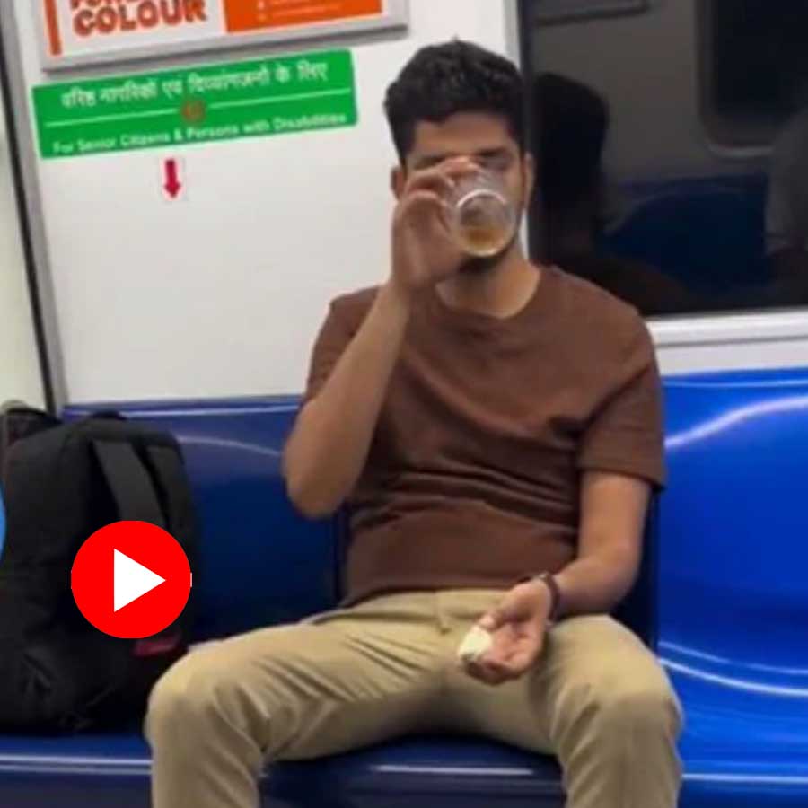 Youth seen drinking alcohol like drink in Delhi metro, viral video creates debate in internet