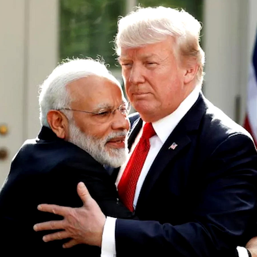 ফেব্রুয়ারিতে আমেরিকা সফরে গিয়ে মার্কিন প্রেসিডেন্টের সঙ্গে দ্বিপাক্ষিক বৈঠক করেন প্রধানমন্ত্রী মোদী। তখনই এ ব্যাপারে ইঙ্গিত দেন তিনি। বর্ষীয়ান রিপাবলিকান নেতার সামনে তিনি বলেন, ‘‘দেখুন, আমরা চিন নই। অ্যালফাবেট ইনকর্পোরেটেড এবং মেটার মতো ডিজিটাল সংস্থাগুলি ভারতের বাজারে সস্তায় বিজ্ঞাপন দিতে চাইছে। এতে আপত্তির কিছু নেই।’’