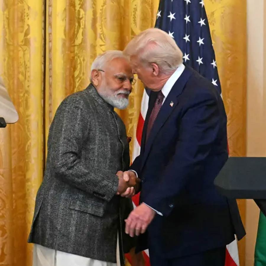 সরকারি তথ্য বলছে, ভারতের মোট রফতানির প্রায় ১৮ শতাংশ যায় আমেরিকায়। আমদানির ক্ষেত্রে দেশীয় বাজারের ৬.২২ শতাংশ মার্কিন পণ্য। দ্বিপাক্ষিক বাণিজ্য হয় ১০.৭৩ শতাংশ।