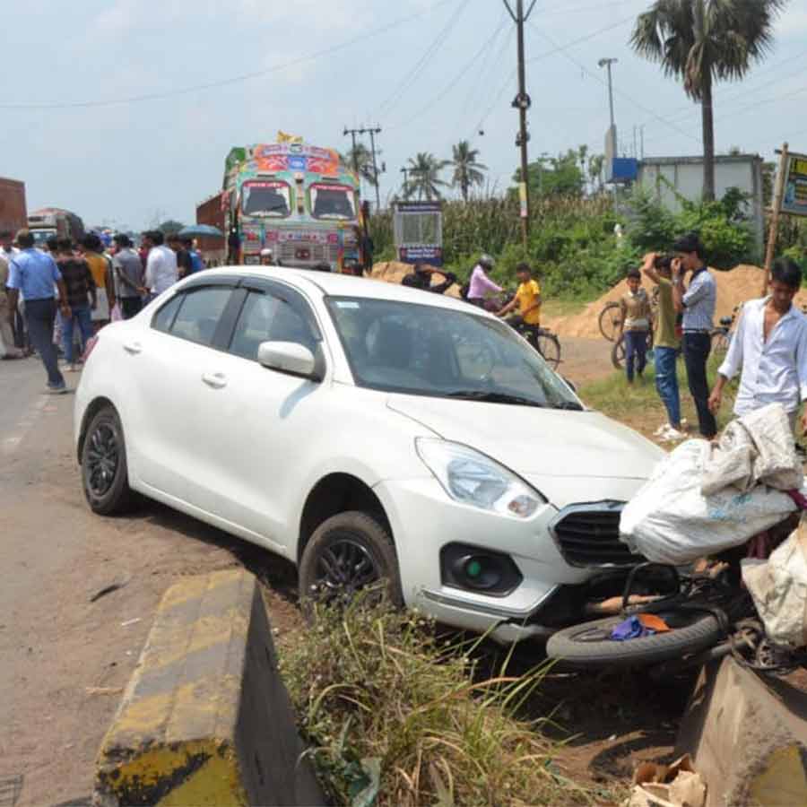 দুর্ঘটনাস্থলে পড়ে গাড়ি ও সাইকেল।
