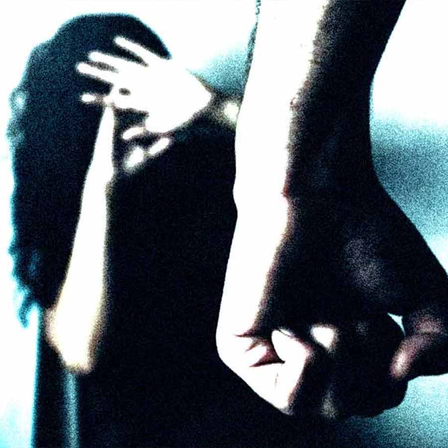 অন্তঃসত্ত্বাকে বেধড়ক মারধরের অভিযোগ।