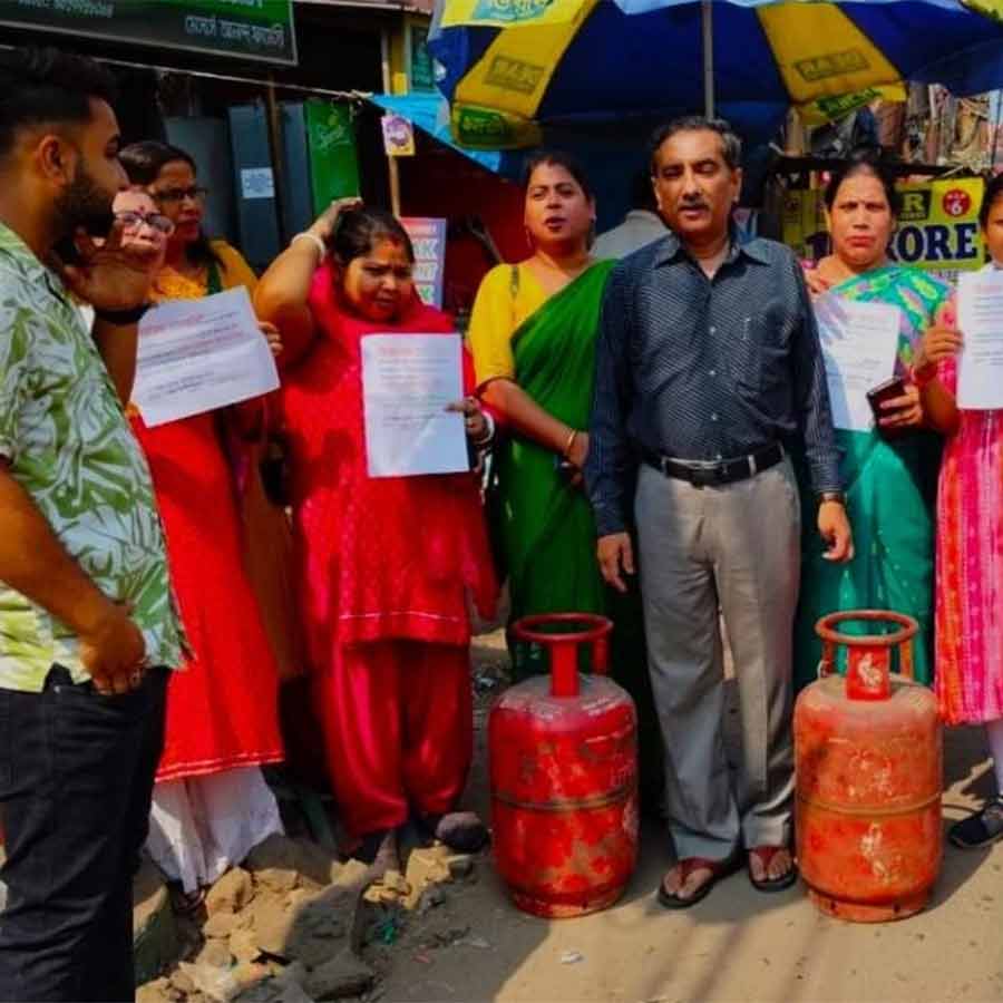 গ্যাসের দাম বৃদ্ধির প্রতিবাদে বিক্ষোভ আসানসোলে।