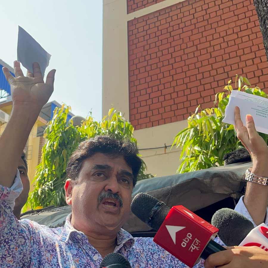 মমতাকে লেখা চিঠি ছিঁড়লেন অভিজিৎ।