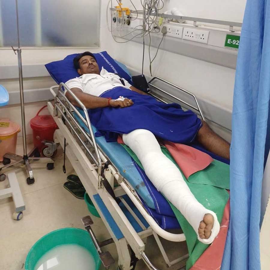 আহত এক পুলিশকর্মীর চিকিৎসা চলছে।