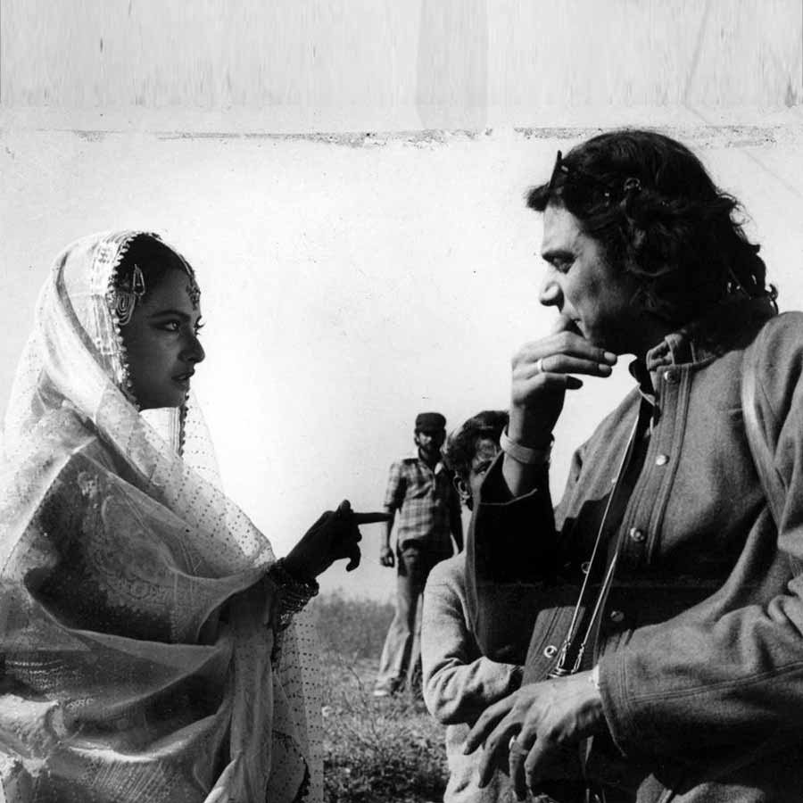 মুজফ্ফর বললেন, ‘‘তখন রেখাকে কেউ সুযোগ দিচ্ছিল না, আমাকেও না। আমাদের দেখা হল, তাই ‘উমরাও জান’ তৈরি হল।’’