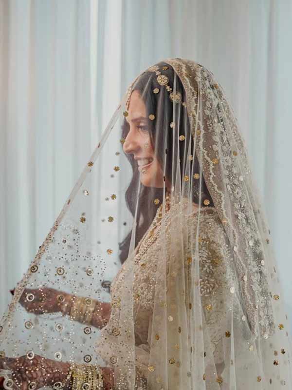 মীরা বলেন, ‘‘ফ্যাশনজগৎ তো দেশের নানা প্রান্তের সাবেক সাজ তুলে ধরছে। তা সে মুখ ঢাকা ঘোমটা হোক বা ভারী গয়না।’’