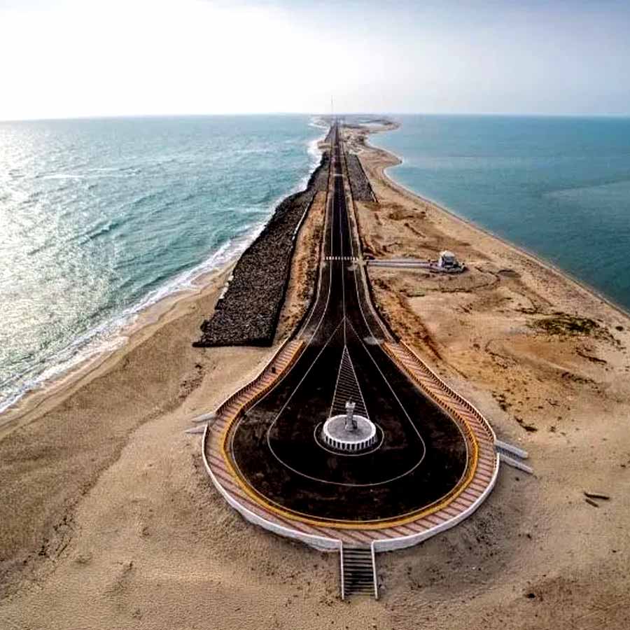 ঘুরে নিন ধনুষ্কোডিও।
