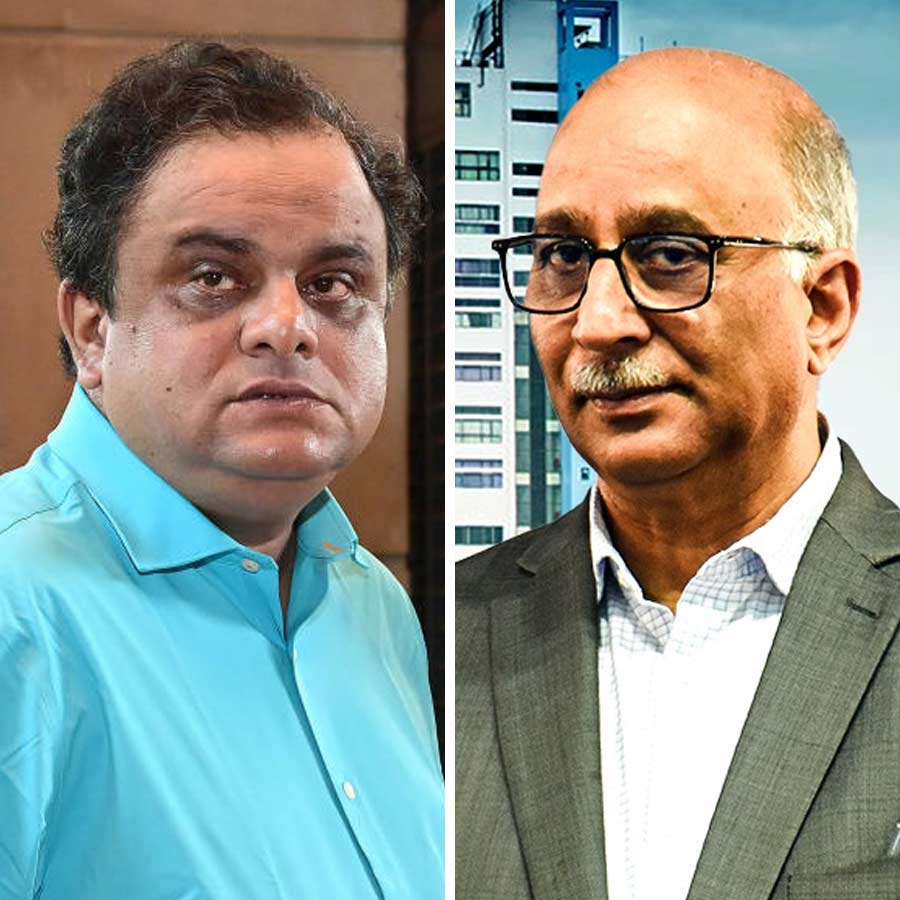 (বাঁ দিকে) ব্রাত্য বসু, মুখ্যসচিব মনোজ পন্থ (ডান দিকে)।