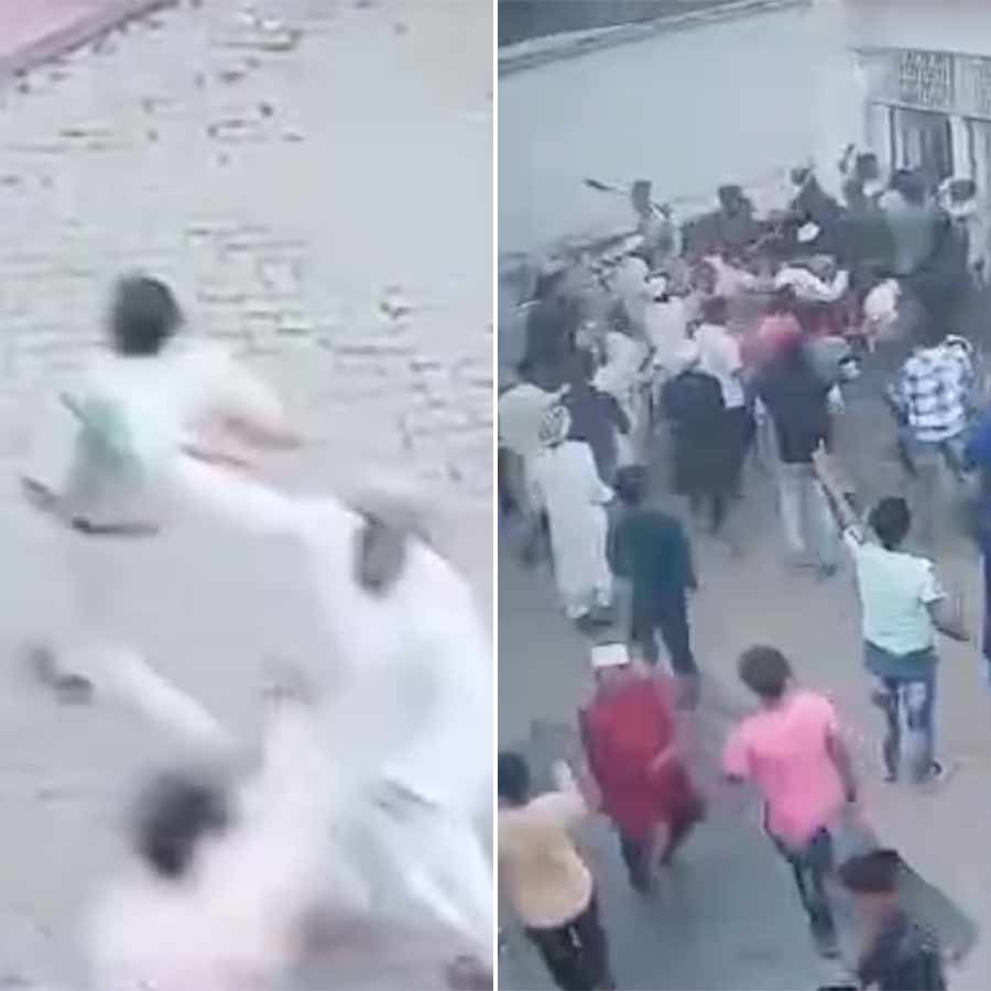 Cop takes shelter at a Petrol Pump at Nadia while a mob rushed behind him dgtld
