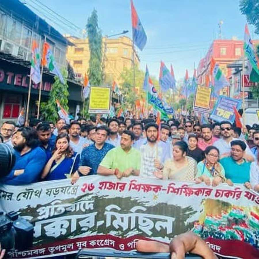 ‘বিজেপি-সিপিএমের ষড়যন্ত্রে’র প্রতিবাদে তৃণমূল কংগ্রেসের ধিক্কার মিছিল। কলকাতায়।