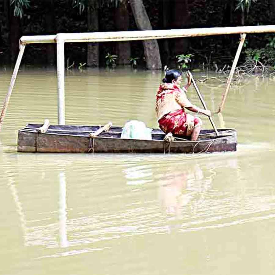 সামান্য বৃষ্টি হলে জল জমে যায় ঘাটালে।