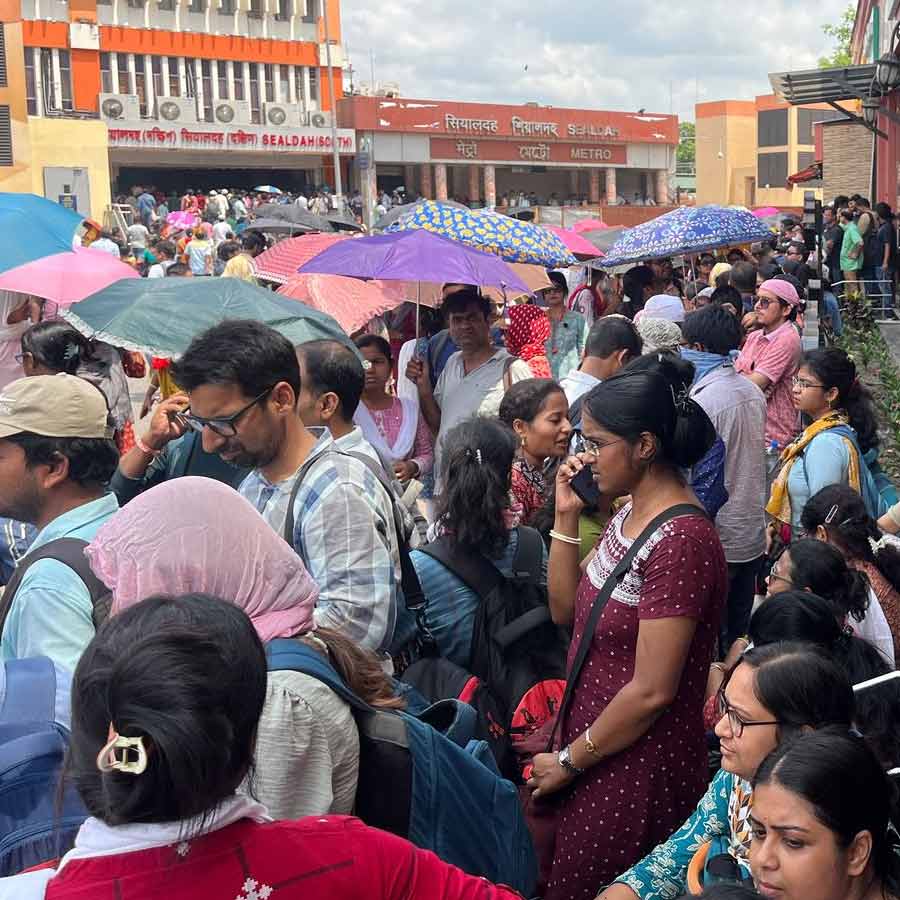 মিছিলের আগে শিয়ালদহে জমায়েত চাকরিহারাদের।