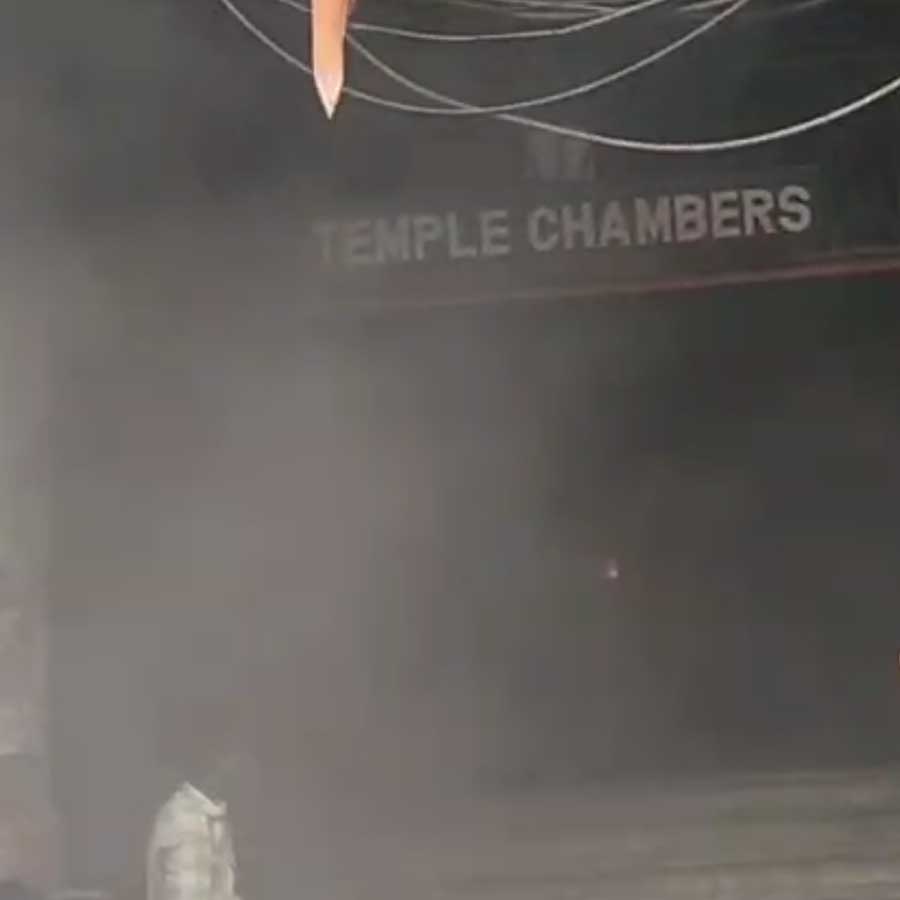 হাই কোর্ট লাগোয়া বহুতলে আগুন লেগে আতঙ্ক ছড়াল।