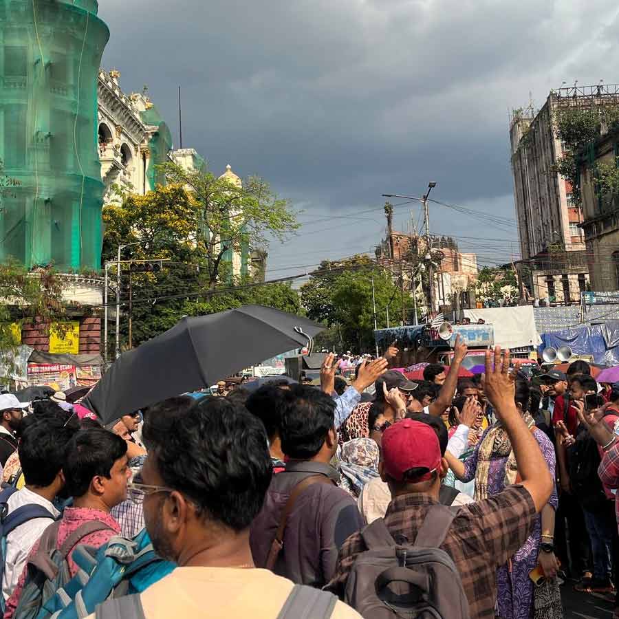 ধর্মতলায় জমায়েত।