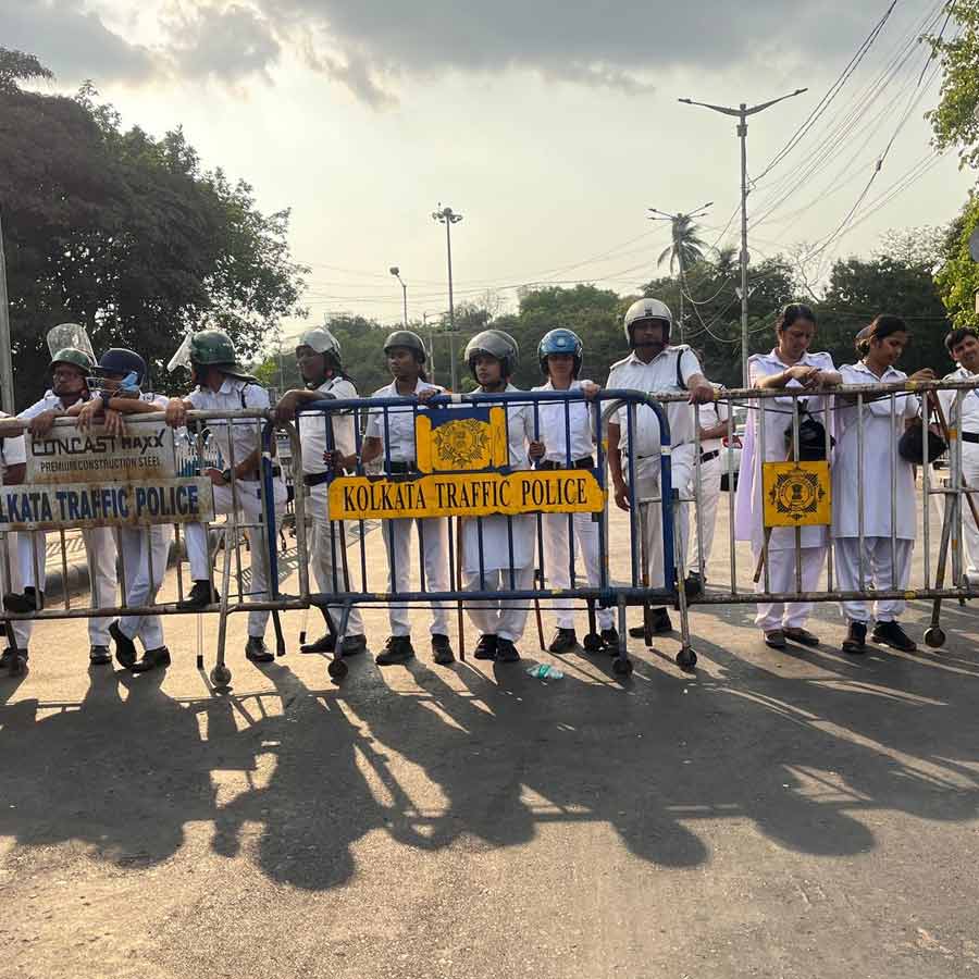 রানি রাসমণিতে পুলিশের ব্যারিকেড।