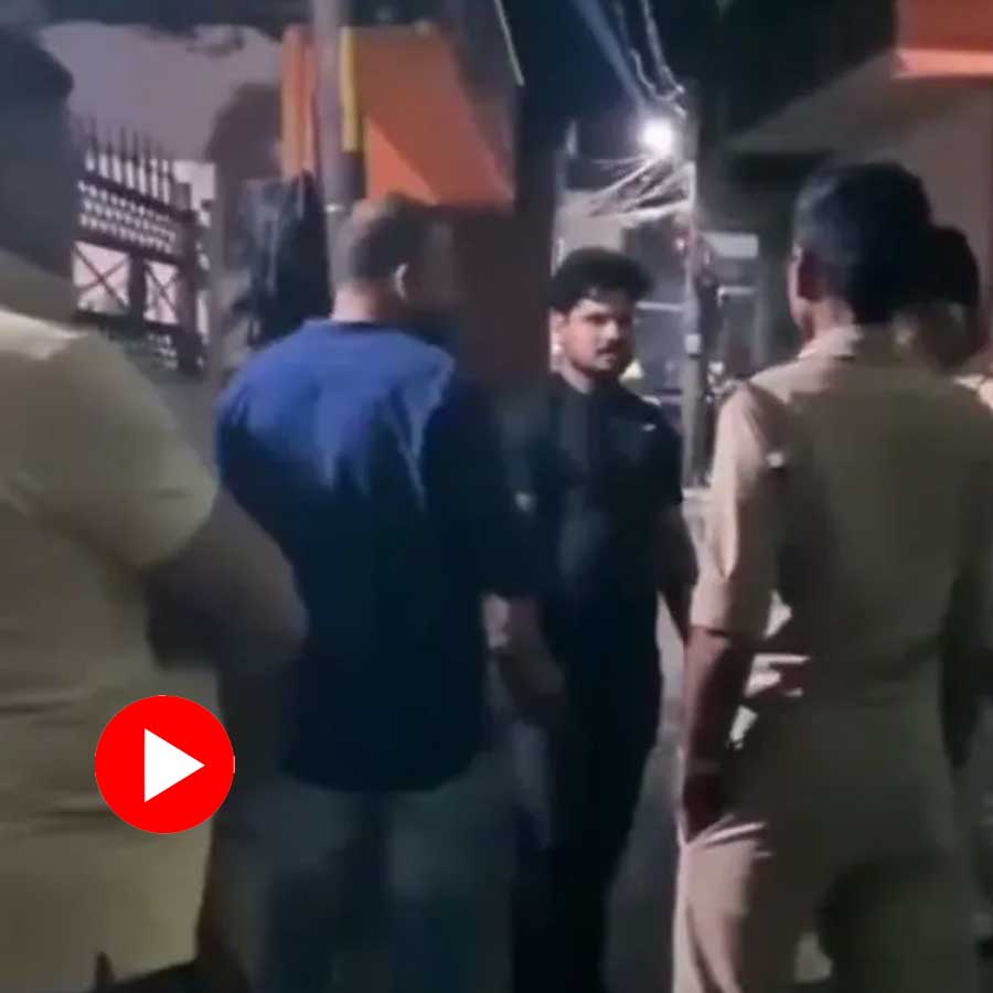 Jhansi Man Finds Wife with another man at home calls police