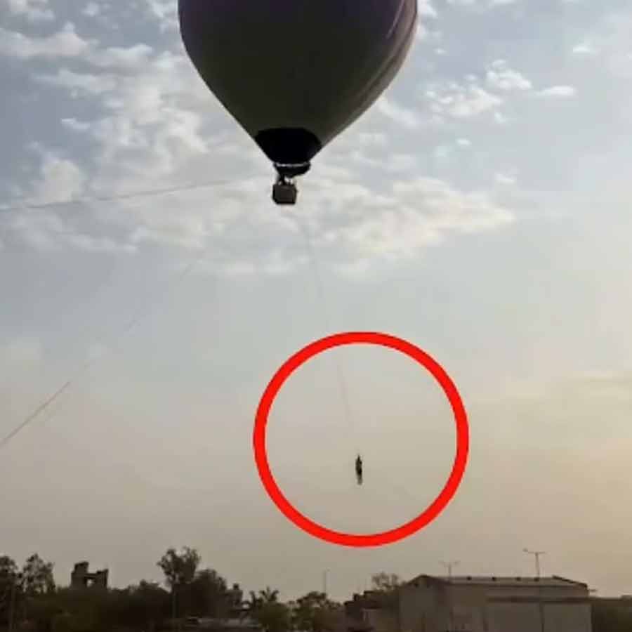 হট এয়ার বেলুনে আটকে গিয়ে মৃত্যু।