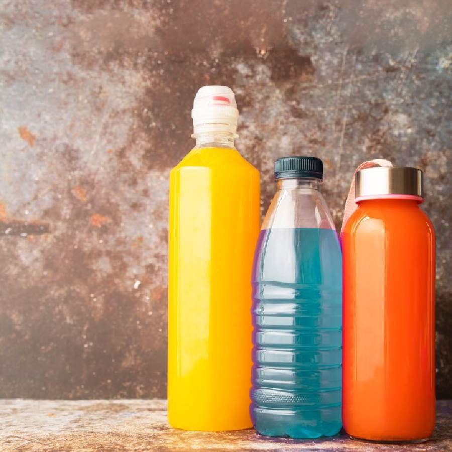 নতুন কেনা প্লাস্টিকের বোতলে বিশ্রী গন্ধ বেরোচ্ছে বলে জল খেতে পারছেন না? সমাধান আছে হাতের কাছে।