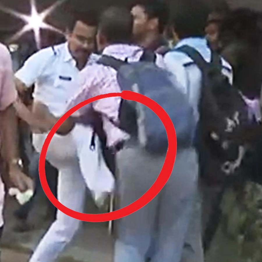 SSC Verdict News: Police Lathi Charge On Teachers In West Bengal dgtl