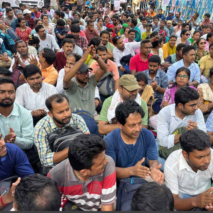 এসএসসি দফতরের সামনে বসে রয়েছেন শিক্ষকেরা।