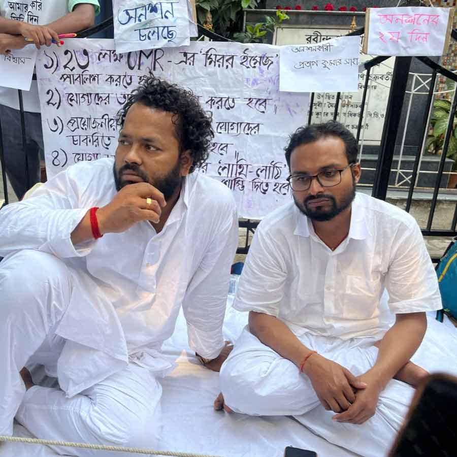 চলছে অনশন। এসএসসি দফতরের সামনে। শুক্রবার।