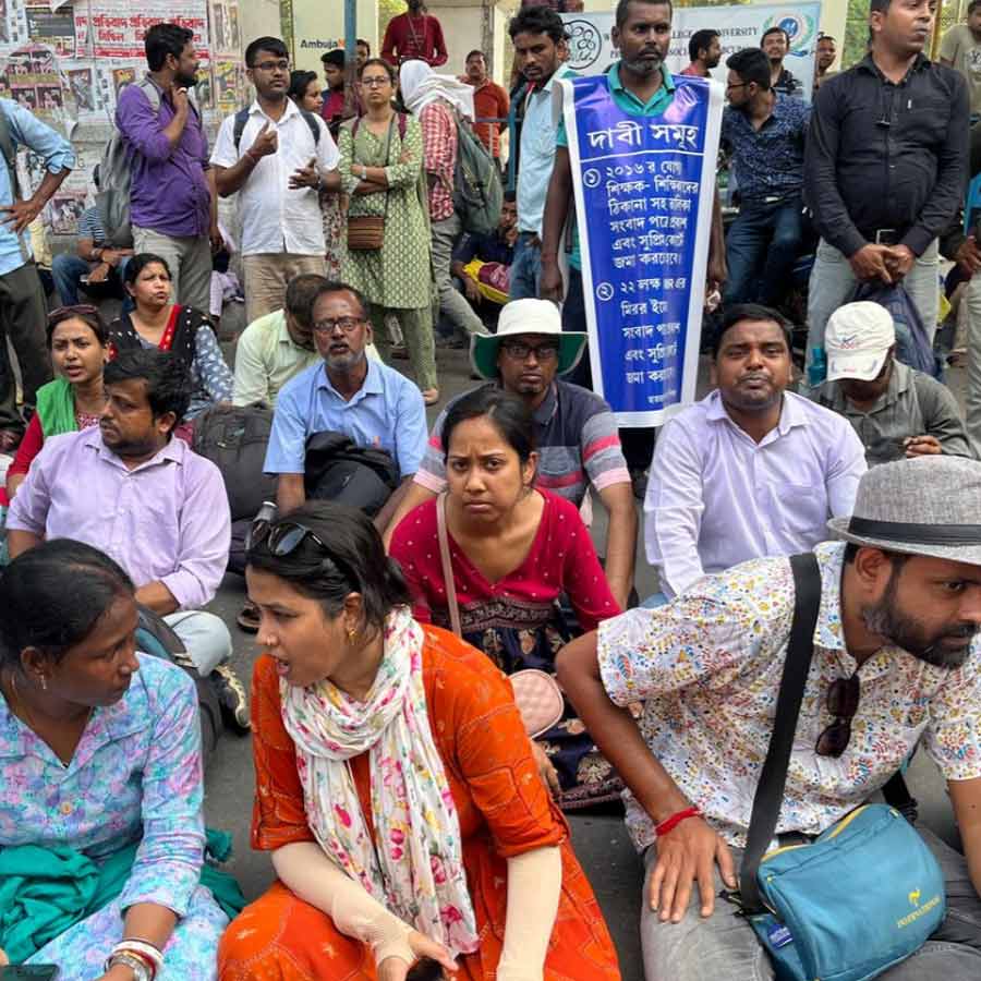 বিকাশ ভবনের সামনের দৃশ্য।