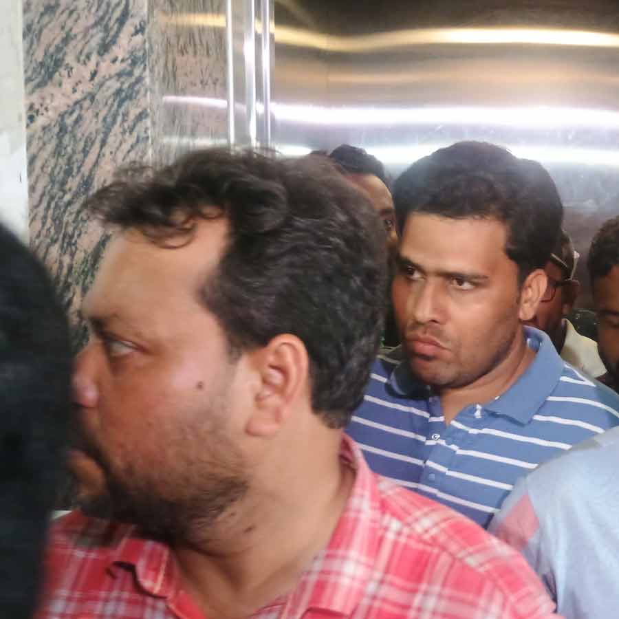 বিকাশ ভবনে ঢুকছেন চাকরিহারা শিক্ষকদের একাংশ। শুক্রবার।