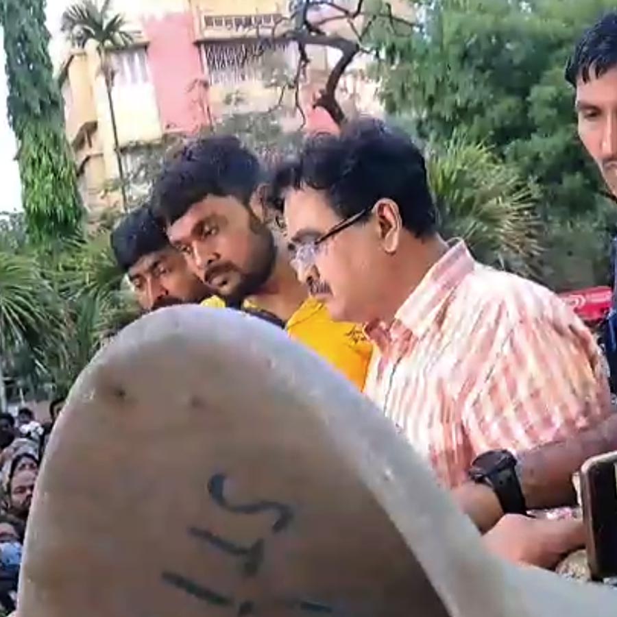 চাকরিহারাদের অবস্থানে অভিজিৎ। 