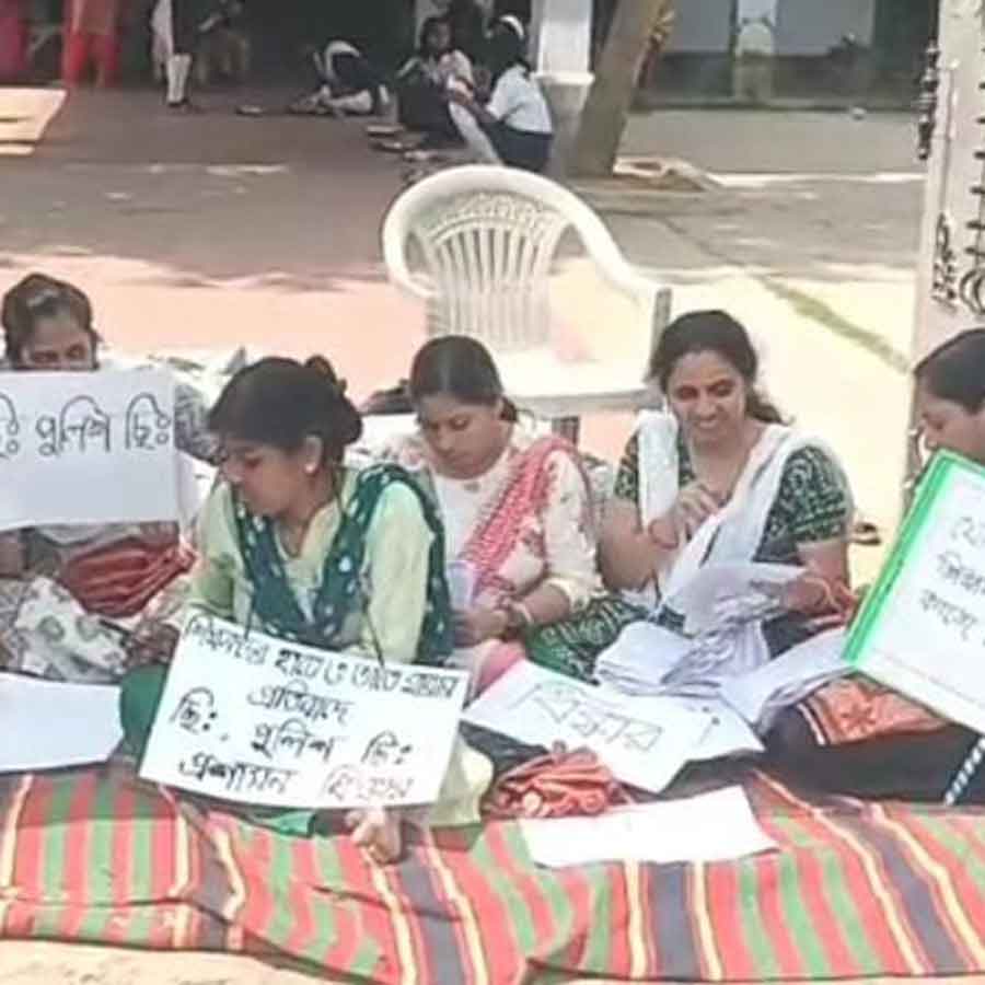 প্রতিবাদে শিক্ষকেরা।
