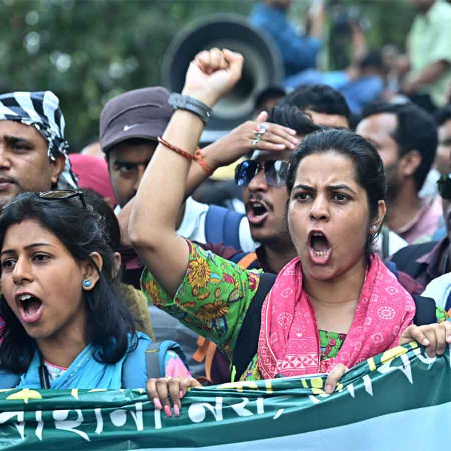 প্রতিবাদে শিক্ষকেরা।