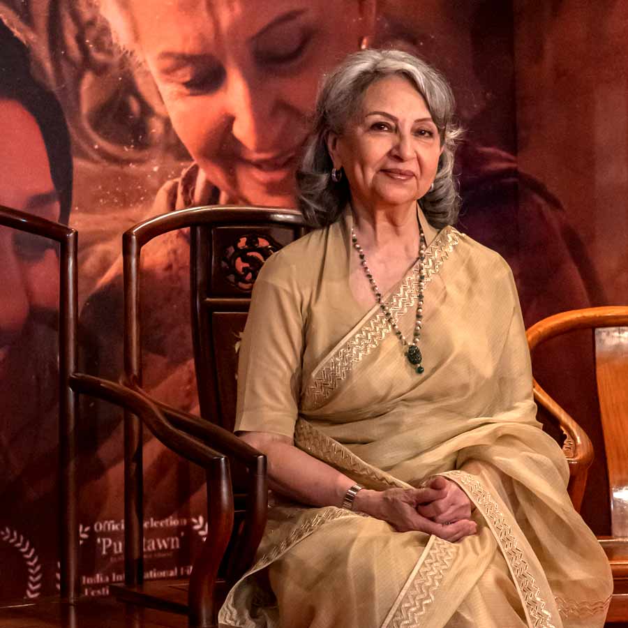 ছিমছাম সাজে নজর কাড়লেন শর্মিলা।