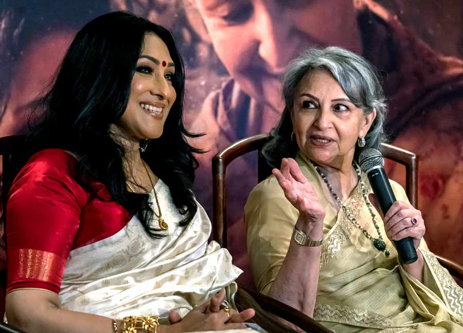 ঋতুপর্ণা শাড়ি নিয়ে শর্মিলার অনুরোধ ফেলতে পারেননি।