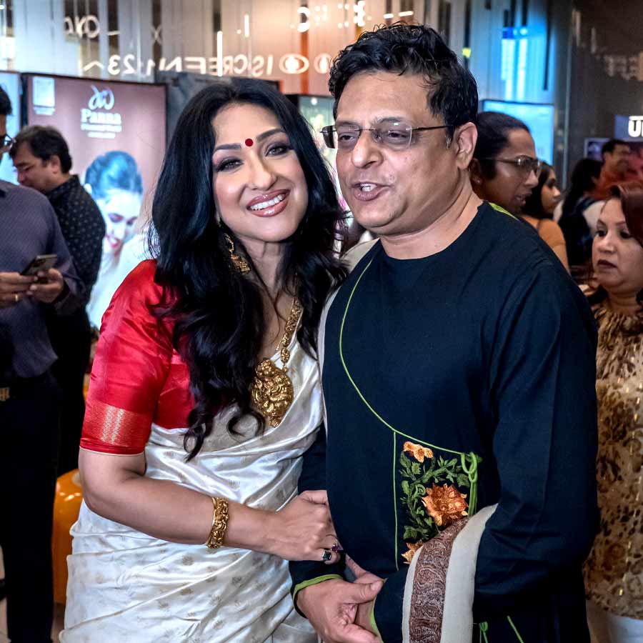 স্বামী সঞ্জয়ের সাজের পরিকল্পনা নিজেই করেছেন ঋতুপর্ণা।