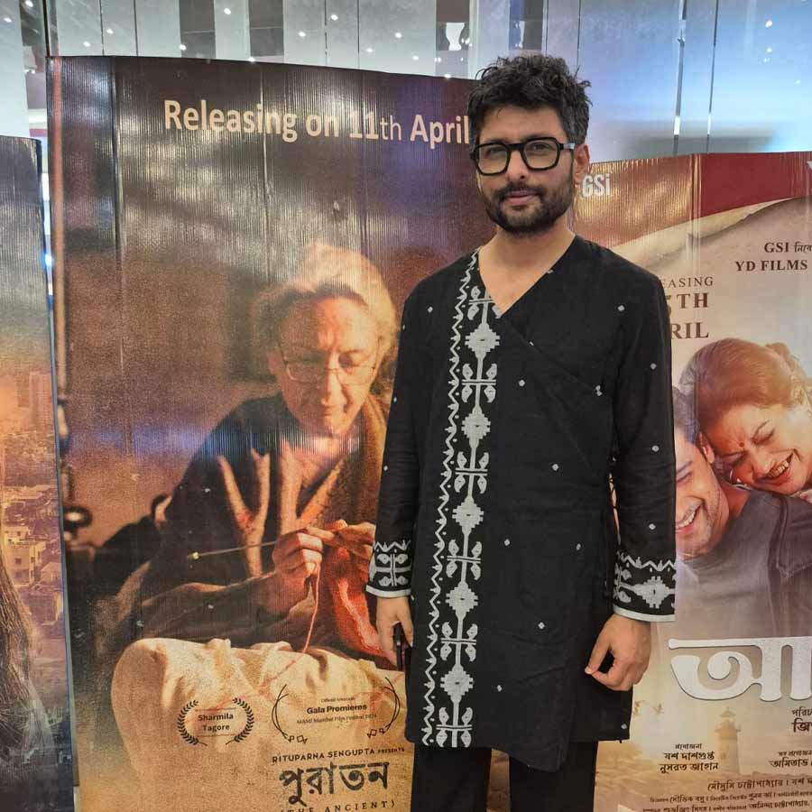 ইন্দ্রনীল সেনগুপ্তের সাজে বাঙালিয়ানার অন্য সংজ্ঞা।