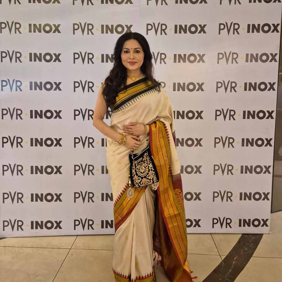 বন্ধু ঋতুপর্ণার ছবির প্রিমিয়ারে উপস্থিত থাকতে অন্য ধরনের শাড়িকেই বেছে নিয়েছিলেন ইন্দ্রাণী দত্ত।