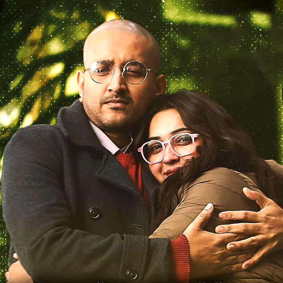 ‘কিলবিল সোসাইটি’ ছবিতে পরমব্রত চট্টোপাধ্যায়, কৌশানী মুখোপাধ্যায়।