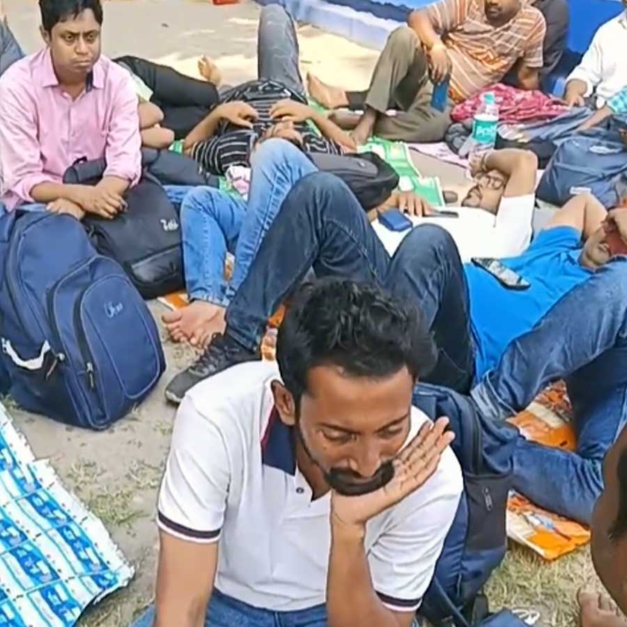SSC candidates are still protesting in two parts of the city after meeting with Bratya Basu