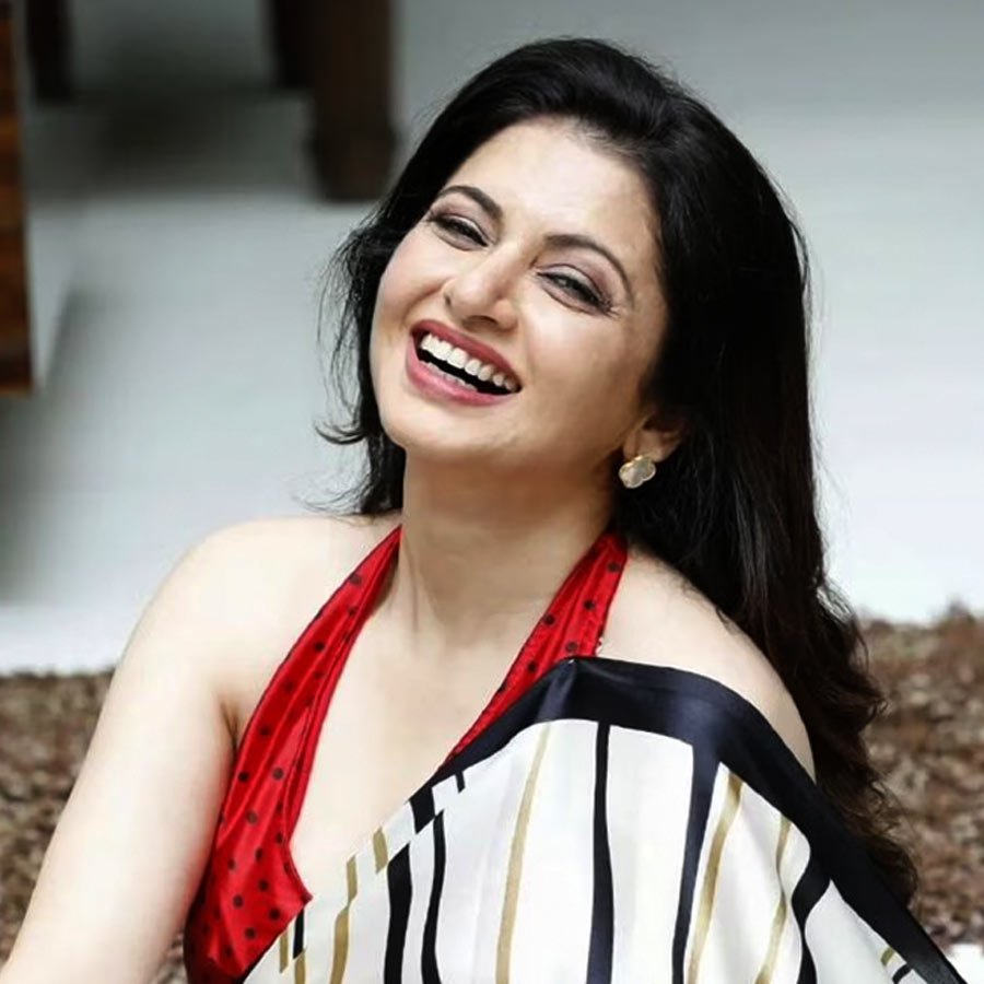 ৫৬-তেও ফিট ভাগ্যশ্রী। কী খান তিনি?