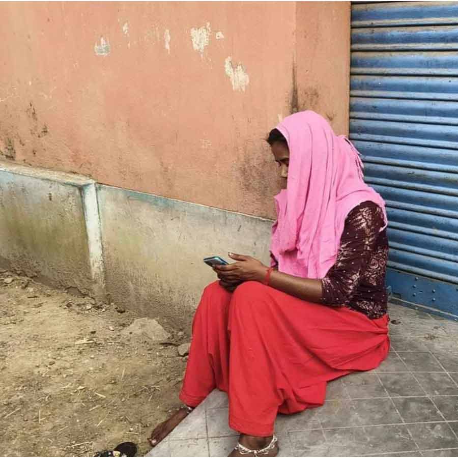 প্রেমিকের বাড়ির সামনে আমরণ অনশনে বসলেন যুবতী।