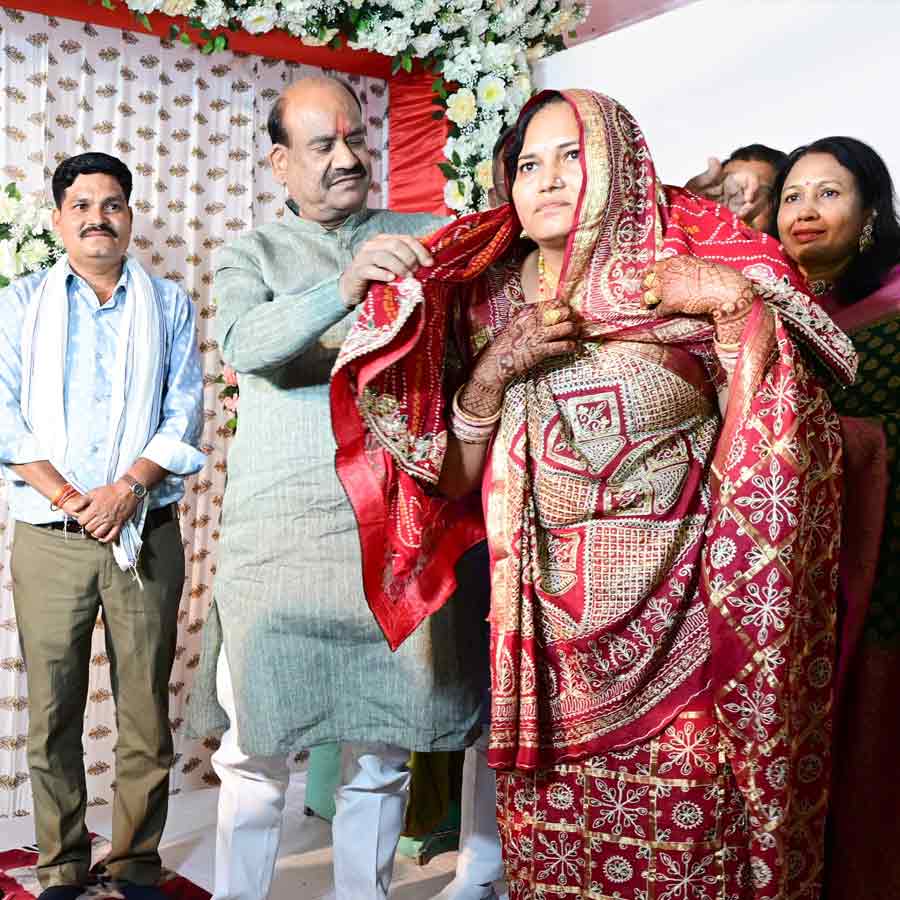 নিহত হেমরাজ মিনার স্ত্রী মধুবালাকে রীতি মেনে ওড়না জড়িয়ে দিচ্ছেন ‘দাদা’ ওম বিড়লা।